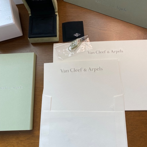 Van Cleef & Arpels packaging lot Listing 2 - Picture 6 of 8
